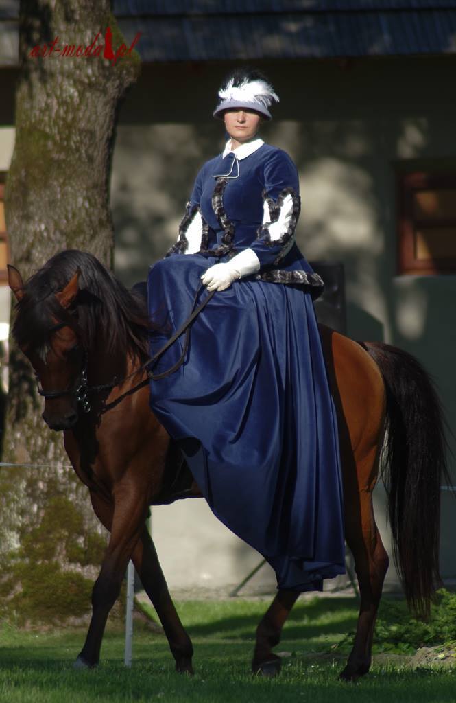 Suknia historyczna do jady konnej