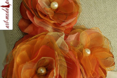 Sukienka z jedwabnej, grubej satyny z pmarańczowym kwiatem