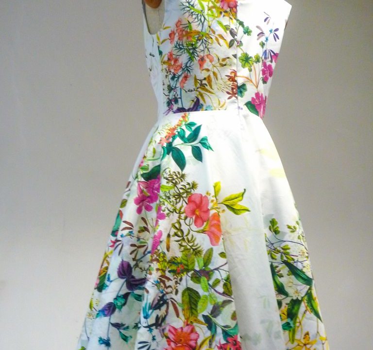 Sukienka bez rękawków biała, wzór kwiatowy, szyta na miarę.