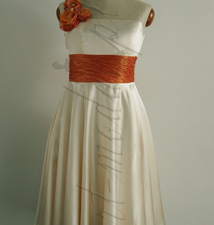 Jedwabna sukienka z pomarańczowym kwiatem